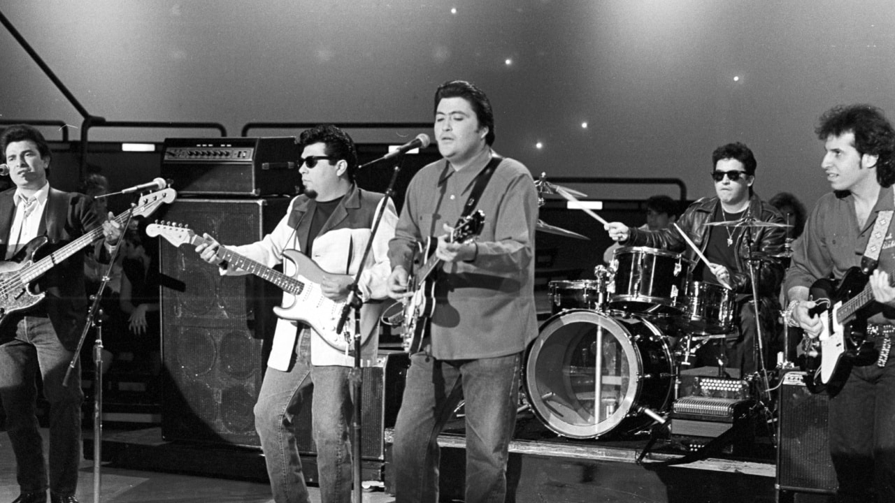 Los Lobos playing live