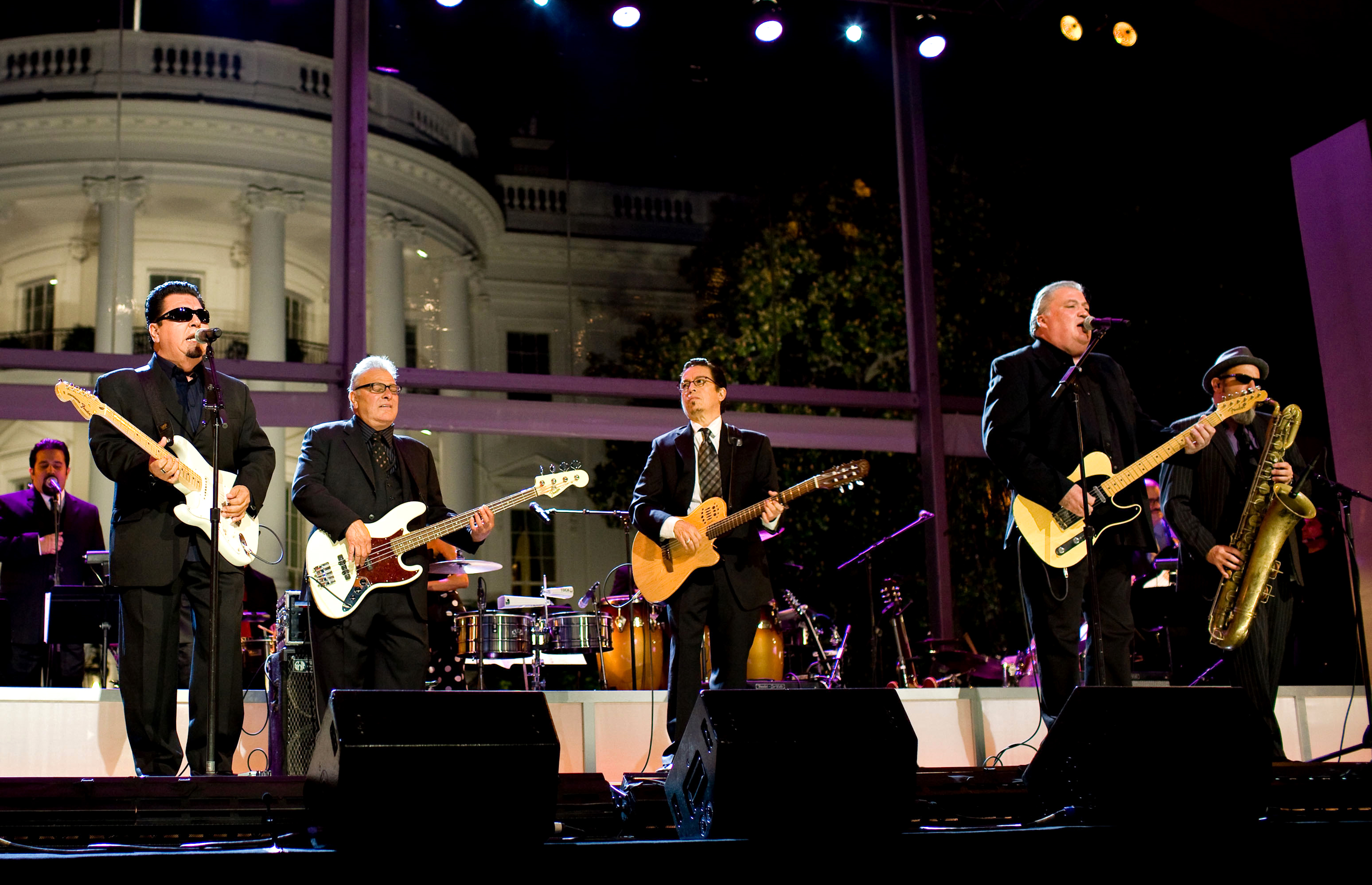 Los Lobos live performance